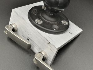 Kulmakiinnike veneeseen pikalukituksella