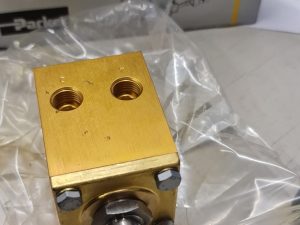 Parker Lucifer 341B34 4/2-Way 1/4 Pneumatic Directional Valve 230V AC